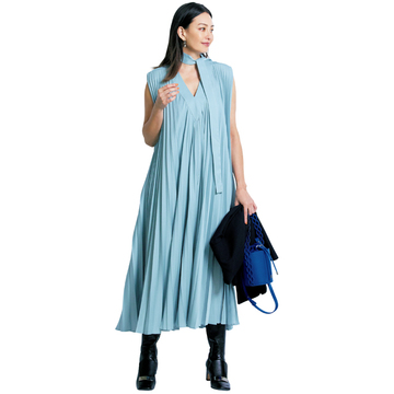 【特別な日に着たいワンピース・ADORE】気品あるペールブルーは技ありプリーツ&光沢サテンでスタイリッシュに