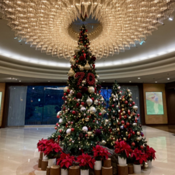 紅葉とクリスマスモードの椿山荘