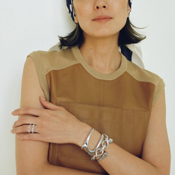 大人の肌を優雅に彩る「エルメス」のシルバージュエリー【板谷由夏 エルメスと描く、軽やかなエレガンス】