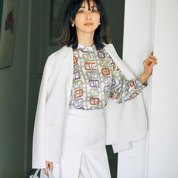 見映え＆シャープ見えする「品格プリントブラウス」でオンラインでも華やかに！