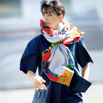 大判ストールをミラノ巻きすればコーデがいっきに華やぐ【マダム戸野塚の“今どきスカーフ”の取り入れ方】