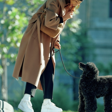 白スニーカーで全身が明るいイメージに！ 冬の装いには少量の“白”が効く