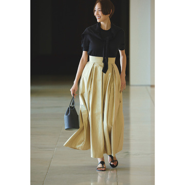 初夏のカジュアルを洗練させるなら、ゴールドスカートの華やかさを頼りに。最低気温23℃｜6/26(月)【50代の毎日コーデ】