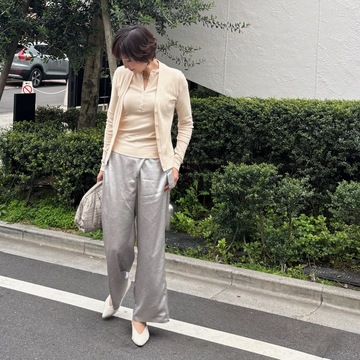 シンプルコーデには光沢をプラス