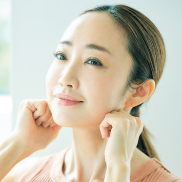 側頭筋をほぐして、「骨」を正しい位置に。神崎恵さんの「老けない身体」になる美容メソッド