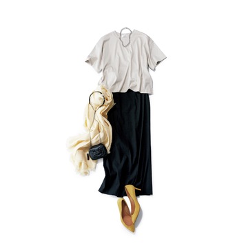 ベーシックカラーのワンツーコーデにイエロー小物を添えて、梅雨の晴れ間のポジティブな気分を表現！最高気温30℃｜6/17(月)【50代の毎日コーデ】