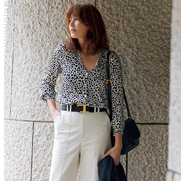 一枚で華やか！「アニマルプリントシャツ」を使った初秋の着こなし