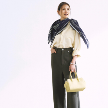 大判スカーフを巻いてシャツ×パンツのシンプルコーデをクラスアップ！気温24℃｜10/18(土)【50代の毎日コーデ】