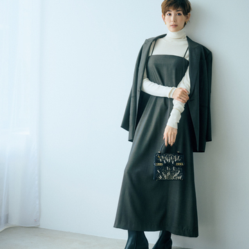 【50代のおしゃれ基本ルール】かっこいいフェミニンさを楽しむノースリーブワンピース×薄手タートルニット