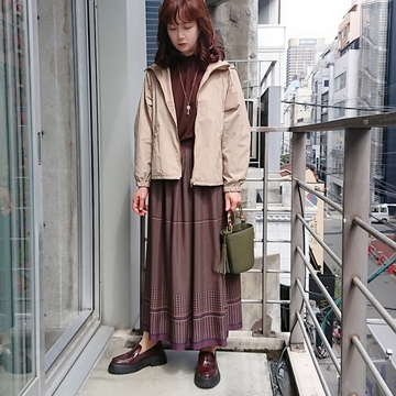 ベージュのショートアウターで秋のスカートコーデ