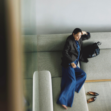 正統派な千鳥格子ジャケットはデニムセットアップとの組み合わせで洒脱に着こなす。最低気温13℃｜10/27(月)【50代の毎日コーデ】