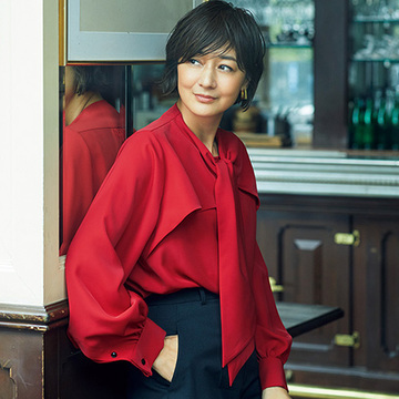 「赤ブラウス×黒パンツ」で装い刷新！定番の組み合わせに新たな楽しみを