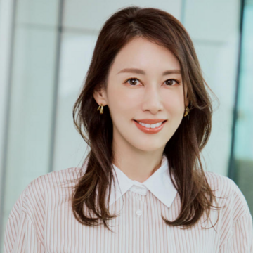 つぶれやすい髪質のセミロングはくびれフォルムでボリュームアップを狙う【40代・50代髪型】