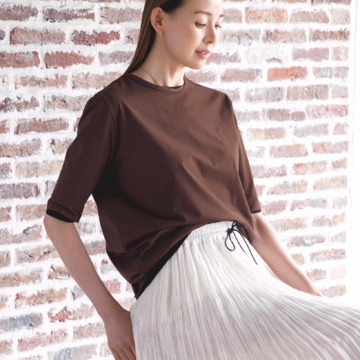ブラウン×黒のTシャツ2枚重ねで大人のカジュアルコーデがぐっとこなれる。最低気温23℃｜9/10(水)【50代の毎日コーデ】