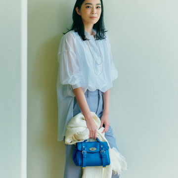 マルベリーの鮮やかブルーで白シャツスタイルをモダンに【春ファッションが見違える主役バッグ】