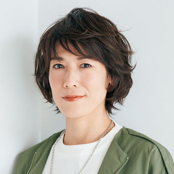 厚みを残したカットとランダムなパーマで、メリハリショートヘアに【50代髪型・ヘアスタイル】