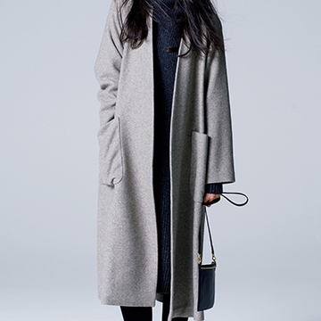 コンサバなコートにスニーカーで、こなれリッチカジュアル！【冬こそ、スニーカー】