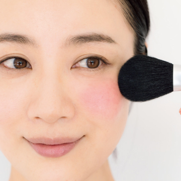 練りだとすぐに落ちちゃう…？　チークの“ここがわからない”を解決⑧【50代のお悩み】