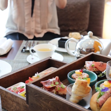 インターコンチネンタル大阪、ピーチアフターヌーンティーへ。