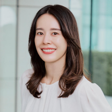 顔やせカバーも、華やかさも！リバース巻きで魅せるセミロング【40代・50代髪型】