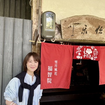 新緑が広がる築170年の宿坊カフェ