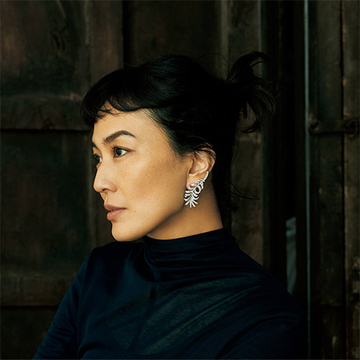 大人女性こそ大胆なデザインを！「シャネル」の羽根モチーフのイヤリング