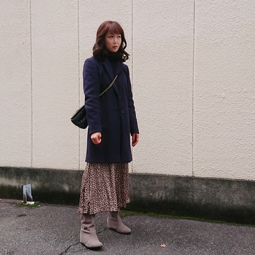 艶ロングスカート × ベージュロングブーツで華カジュアルコーデ