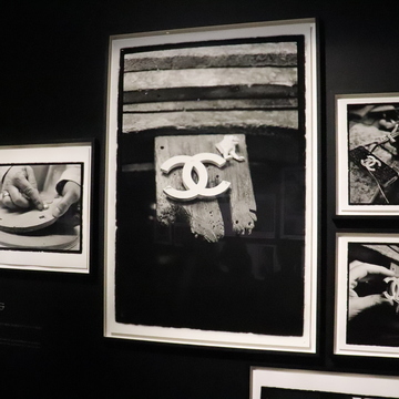 à mains levées 「シャネルを紡ぐ手」アンヌ ドゥ ヴァンディエール展