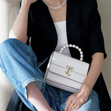 【新顔バッグ】ハンドルが華やかな「ジミー チュウ」のトップハンドルバッグ