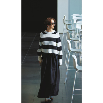 春のカジュアルは潔いモノトーンでモードに締める。気温16℃｜4/1(土)【50代の毎日コーデ】