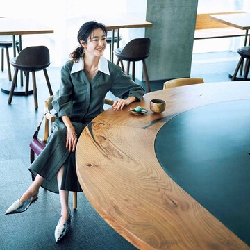 大きな白襟でレフ板効果を発揮！シルエットも顔映りもよく見えるワンピース【働く日の「毎日ワンピース」】