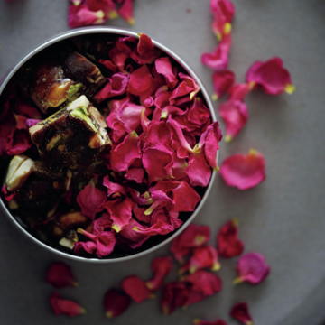 【大切な人に贈りたいスイーツ】帝国ホテル「ガルガンチュワ」の誕生石ローズ、「umami nuts」の新作薔薇菓子