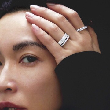 パワフルな輝きを放つ「ハリー・ウィンストン」のダイヤを薬指に重ねづけ【長谷川京子 初夏を照らす「ホワイトジュエリー」】