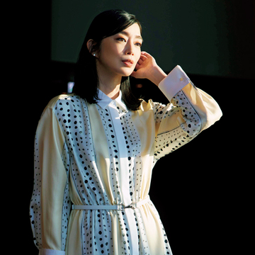 ビジネスシーンで主役になれる知的なドット柄ワンピース【NEOエグゼスタイル】