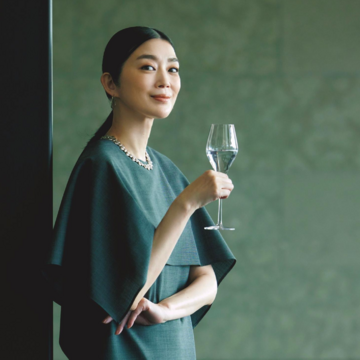 シックなのに華のあるケープデザインのドレスで洗練された佇まいをキープ。最高気温33℃｜7/7(月)【50代の毎日コーデ】