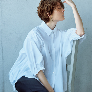 目をひくアートピースのようなピアスが、黒×白スタイルに映える