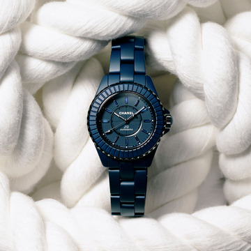 【腕時計が紡ぐ物語】海を思わせる深遠な青の輝きをまとう「シャネルのJ12」
