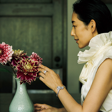 女優・木村多江さんがつけこなす！パヴェダイヤモンドが美しく輝く「グラフ」のジュエリー時計