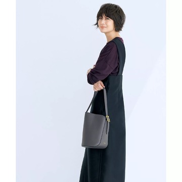 富岡佳子さんがまとう「J&M DAVIDSON」「Sergio Rossi」の名品小物