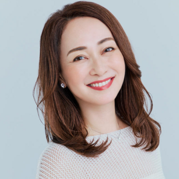 レイヤーを生かしたミディアムヘアで、まとまり感と華やかさをアップ【50代髪型・ヘアスタイル】