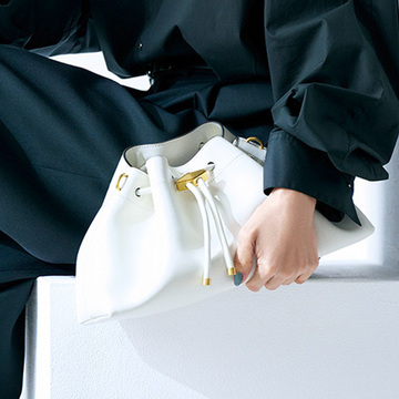 秋スタイルを刷新してくれる「ジミー チュウ」のハンドバッグ