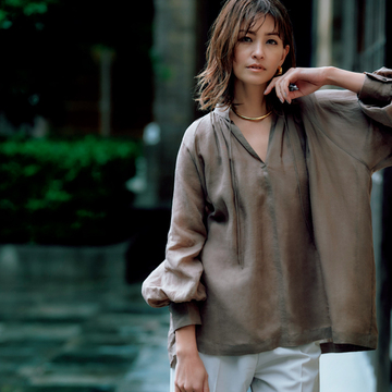 アーシーブラウンのブラウスはベージュパンツと都会的に着こなしで【洗練アースカラーコーデ】