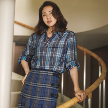 上下チェックの大胆な着こなしも、サワーブルー×ネイビーの配色で大人顔に。気温22℃｜10/16(木)【50代の毎日コーデ】