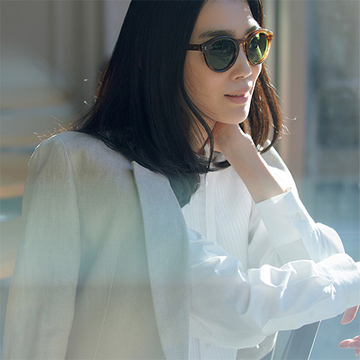 ベーシックな着こなしにはほんのり「遊びが効いたフレームの淡色サングラス」を！