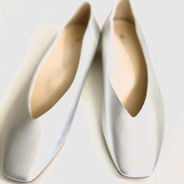 抜け感を演出❗️シルバーVカットシューズ。