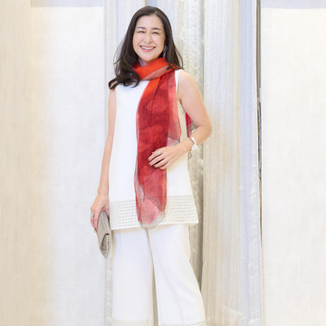 赤やピンクで華やかに着飾って！カラーリングで楽しむ、50代の冬のパーティースタイル【ソワレ・ドゥ・エクラ 華組ファッションスナップ vol.2】