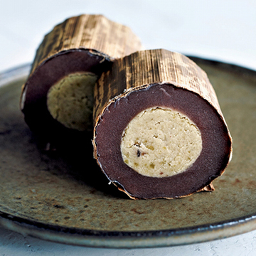 栗きんとんを羊羹で包み竹皮を巻いて蒸した　御菓子所 川上屋「 さゝめさゝ栗」