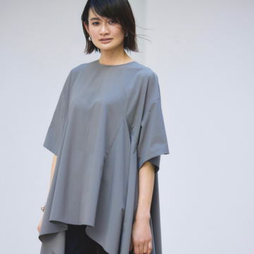 晩夏のワンツーコーデは、ダークなグレーと変化球シルエットで秋へつなげる。気温31℃｜8/30(土)【50代の毎日コーデ】