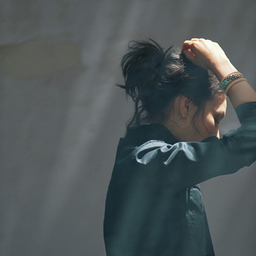 日常にジュエリーを。カジュアルな装いにツヤをプラスする“つや出しモードなジュエリー”