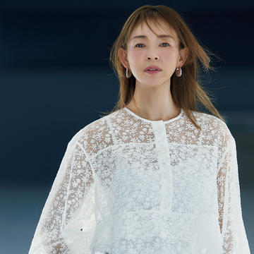 【50代 主役になる美貌のブラウス】花柄の白ブラウスに上質な色気を潜ませて